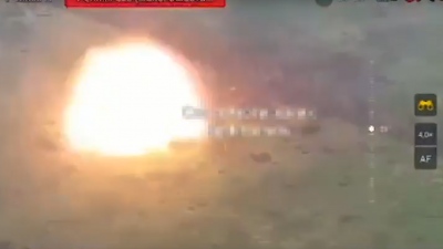 Τρομαχτικό βίντεο - Ρώσοι φορτώνουν ρομποτικό άρμα μάχης με 87 αντιαρματικές νάρκες και το ανατινάζουν δίπλα στις ουκρανικές θέσεις