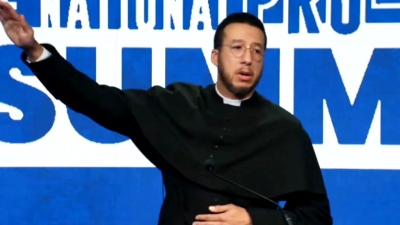 ΗΠΑ - Ιερέας στο Michigan μιμήθηκε τον Elon Musk και καρατομήθηκε από την Εκκλησία με συνοπτικές διαδικασίες... (vid)