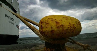 Προβλήματα στις ακτοπλοϊκές συγκοινωνίες – Ακυβέρνητο πλοίο στα ανοιχτά του Πειραιά