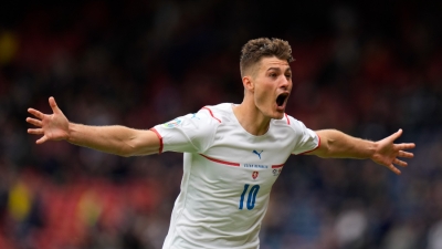 Σκωτία – Τσεχία: Απίστευτο «κρέμασμα» του Σικ από το κέντρο! (video)