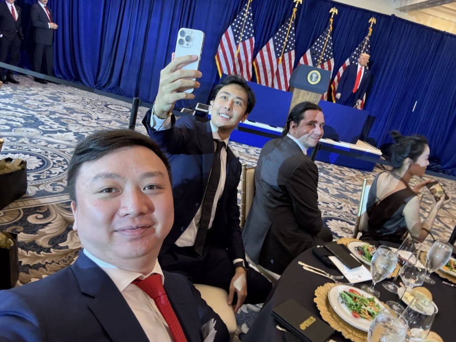 Σάλος με τον «μυστικό δείπνο» του Trump: Οι μεγαλύτεροι κατόχοι memecoin, τα χρυσά ρολόγια και οι… δωροσακούλες