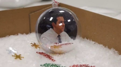 Χριστουγεννιάτικες μπάλες με φωτογραφίες Μηταράκη έφτιαξαν στο υπουργείο Μετανάστευσης - Ο ιδιαίτερος... στολισμός