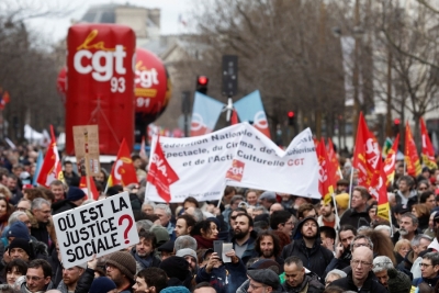 Γαλλία: Εκατοντάδες χιλιάδες διαδηλωτές ξανά στους δρόμους για 10η μέρα - Συγκρούσεις, δακρυγόνα, τραυματισμοί στο Παρίσι