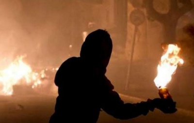 Θεσσαλονίκη: Επίθεση κουκουλοφόρων με μολότοφ σε διμοιρίες των ΜΑΤ