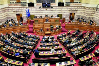 Βουλή - πολυνομοσχέδιο: Παράταση για την αίτηση του εργοδότη που θέλει εργάτη γης από τρίτη χώρα