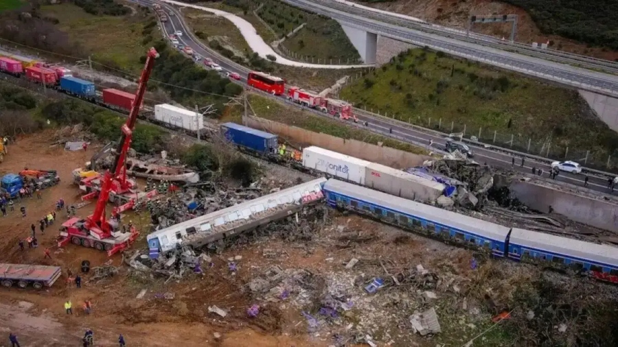 Ντροπή και απαξίωση για Τέμπη - Σαν σαρδέλες στο δικαστήριο - Οργή από συγγενείς: «Θα σας φάμε ζωντανούς!» - Διώχνουν τις κάμερες