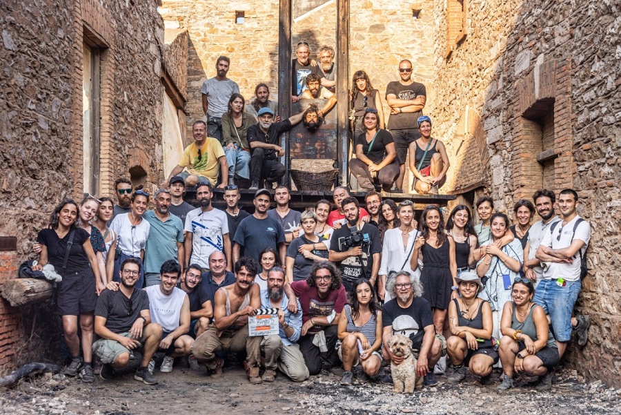 «17 Κλωστές»: Ολοκληρώθηκαν τα γυρίσματα της νέας σειράς της COSMOTE TV