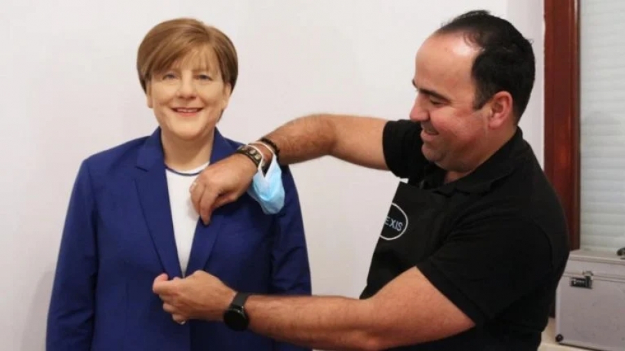Έλληνας εστιάτορας στη Γερμανία έδωσε 10.000 ευρώ για κέρινο ομοίωμα της Merkel