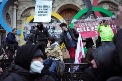 Βράζει η Γαλλία μετά το πράσινο φως του Συνταγματικού Συμβουλίου για το συνταξιοδοτικό –  Σε θέσεις μάχης οι διαδηλωτές, «δεν τελείωσε τίποτα»