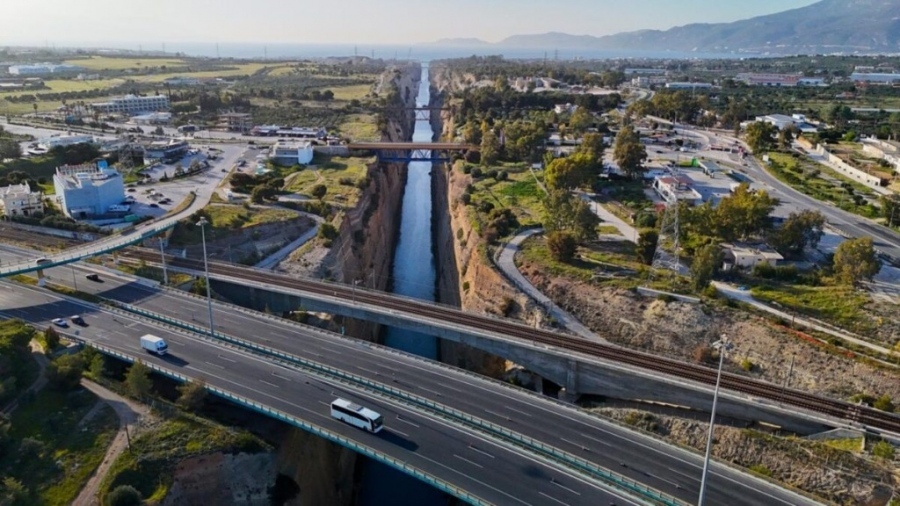 Ηλικιωμένη με πανάκριβη Mercedes έσπειρε τον πανικό στην Αθηνών - Κορίνθου - Κινούνταν για ώρα στο αντίθετο ρεύμα