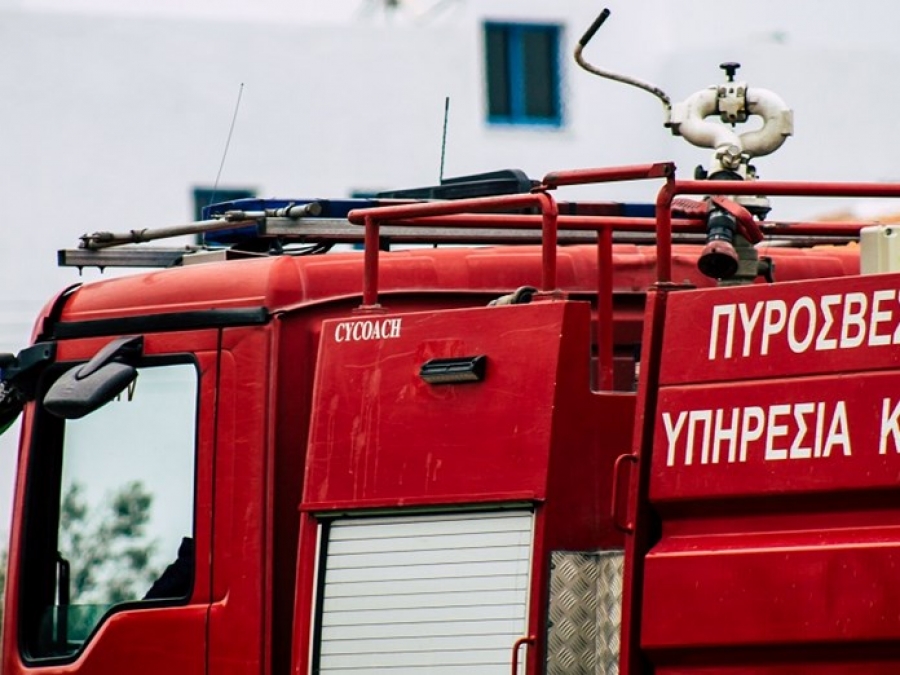 Μεγάλη πυρκαγιά σε μάντρα αυτοκινήτων στο Μαρούσι