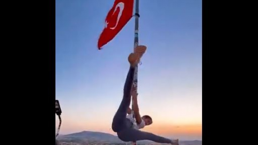 Χαμός στην Τουρκία με τουρίστρια, που χόρεψε pole dancing κάτω από τη σημαία - Ξεκίνησε... δικαστική έρευνα