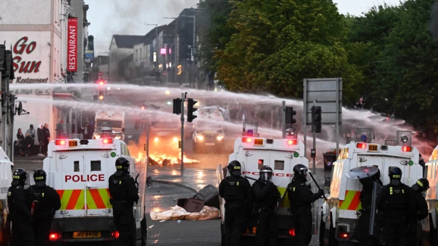 Η Βόρεια Ιρλανδία εξεγείρεται κατά των μεταναστών