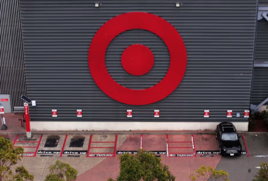 Μετά τη Walmart, στο κόκκινο η αγωνία  στις ΗΠΑ για τις αυξήσεις τιμών στο λιανεμπόριο λόγω δασμών