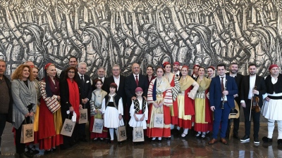 Στην Τσακώνικη διάλεκτο τα Κάλαντα στον Κουτσούμπα: Το ΚΚΕ είναι εδώ κάνοντας μια μεγάλη προσπάθεια για μια άλλη πορεία