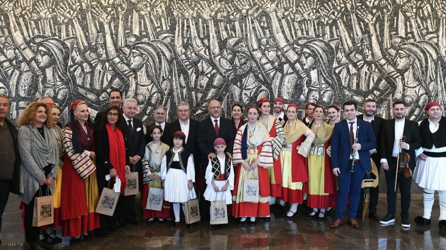 Στην Τσακώνικη διάλεκτο τα Κάλαντα στον Κουτσούμπα: Το ΚΚΕ είναι εδώ κάνοντας μια μεγάλη προσπάθεια για μια άλλη πορεία