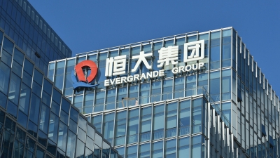 Ένα βήμα πριν την χρεοκοπία η Evergrande - Κάτω από την τιμή της IPO του 2009 η μετοχή, τριπλή υποβάθμιση από Fitch