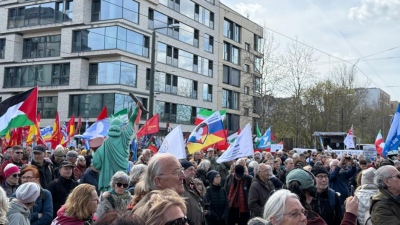 Μαζικό «όχι» στον πόλεμο - Χιλιάδες Γερμανοί διαδηλώνουν υπέρ της ειρήνης
