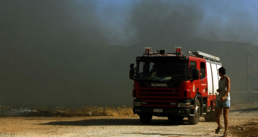 Υπό μερικό έλεγχο η πυρκαγιά στον Βαρνάβα - Δεν κινδυνεύουν κατοικίες από τη φωτιά στη Ραφήνα