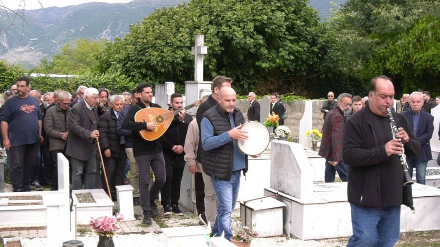 Συγκίνηση στην Ήπειρο - Με το κλαρίνο να ηχεί το τελευταίο αντίο στον Γρηγόρη Καψάλη