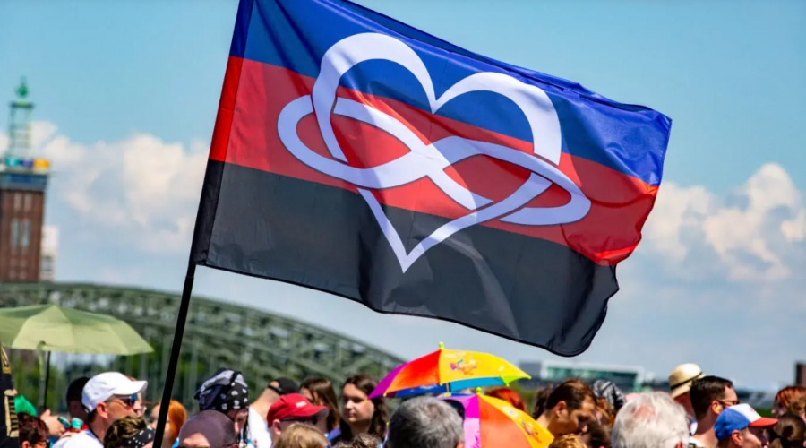 Ορθόδοξοι, οι τελευταίοι πιστοί - Η Ευαγγελική Εκκλησία ευλογεί πολυσυντροφικές σχέσεις, προσκύνησε ΛΟΑΤΚΙ και woke ατζέντα