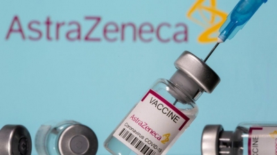 Στο μικροσκόπιο της Ελλάδας η AstraZeneca - Έως αύριο (9/4) οι ανακοινώσεις - Τι να προσέξουν όσοι κάνουν το εμβόλιο