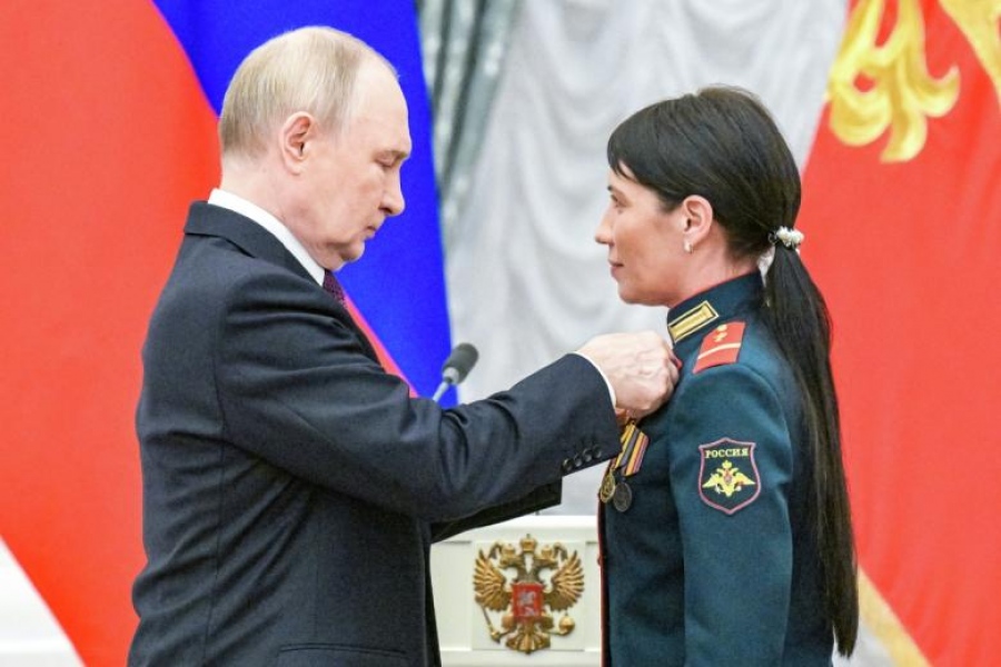 Ο Putin απένειμε για πρώτη φορά τον τίτλο «Ηρωίδα της Ρωσίας» σε γυναίκα για συμμετοχή σε Πολεμικές Αποστολές