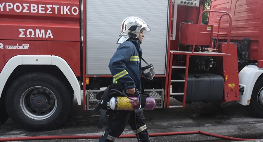 Συναγερμός στην Πυροσβεστική – Μεγάλη φωτιά σε εργοστάσιο πυροσβεστήρων στο Σχηματάρι
