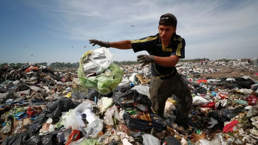 Σοκ και δέος στην Αργεντινή: Απελπισμένοι πολίτες ψάχνουν για φαγητό στις χωματερές - Ο πληθωρισμός στο 100%