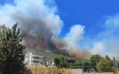 To meteo για τη φωτιά στον Κουβαρά: Συνθήκες εξαιρετικά ευνοϊκές για τη γρήγορη εξάπλωση