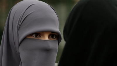 Η Ρωσία δεν είναι Ευρώπη - Μουσουλμάνα αρνείται να βγάλει το νικάμπ και οδηγείται στο αστυνομικό τμήμα