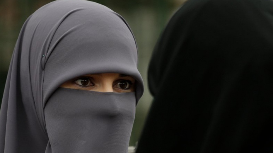 Η Ρωσία δεν είναι Ευρώπη - Μουσουλμάνα αρνείται να βγάλει το νικάμπ και οδηγείται στο αστυνομικό τμήμα