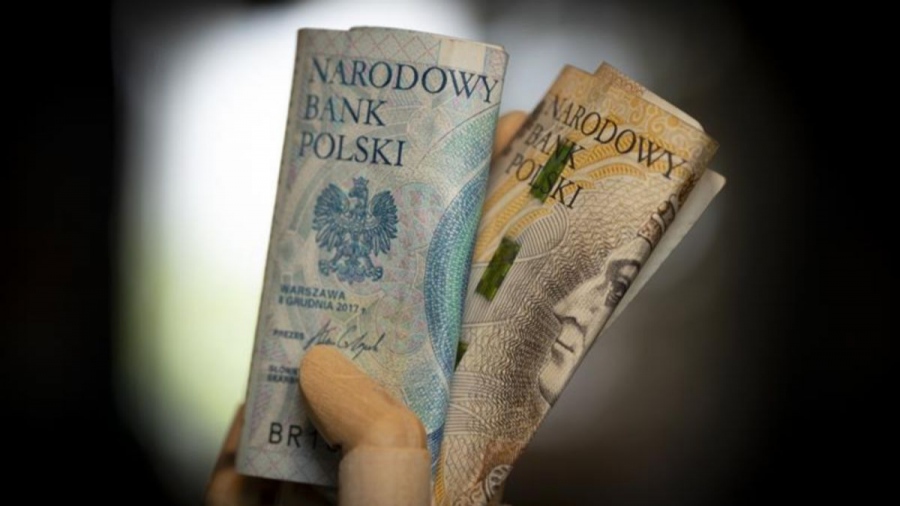 Rzeczpospolita - Σοκ στην πολωνική αγορά: Ένας στους δύο Πολωνούς πετσοκόβει δαπάνες και έξοδα, λόγω... καυσίμων