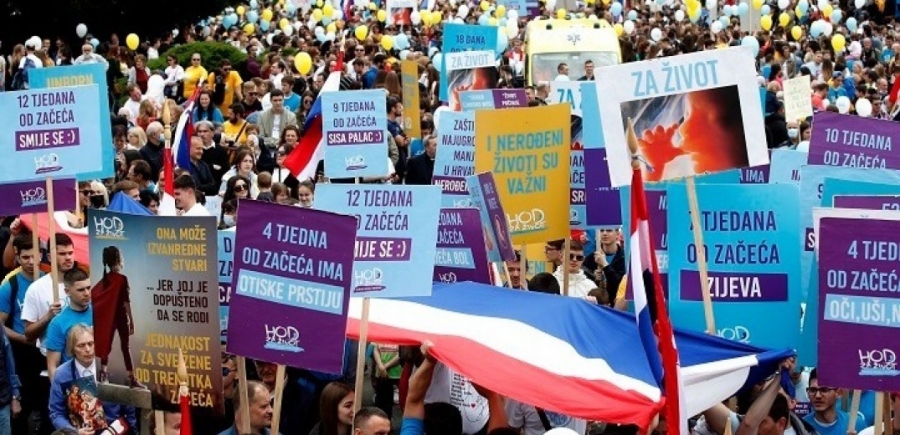 Χιλιάδες πολίτες στην Κροατία διαδηλώνουν κατά των αμβλώσεων