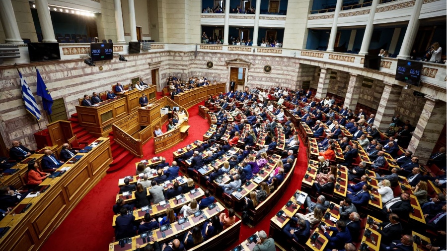 Βουλή: Kριτική της αντιπολίτευσης για το «πολυνομοσχέδιο αχταρμά» - «Δίνουμε λύσεις» υποστηρίζει ο Παπαθανάσης