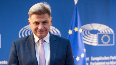 Τι δουλειά έχει ο Φαραντούρης στην Ζάμπια καλοκαιριάτικα;