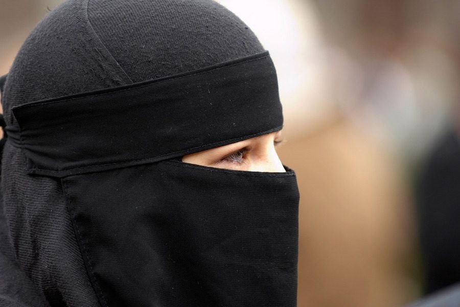 Τουρκική επίθεση στη Γερμανία για τη μαντήλα και την ισλαμοφοβία