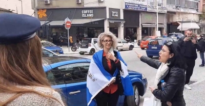 Με σημαίες και τον... εθνικό ύμνο υποδέχτηκαν τη μητέρα που συνελήφθη για την άρνηση στα self tests