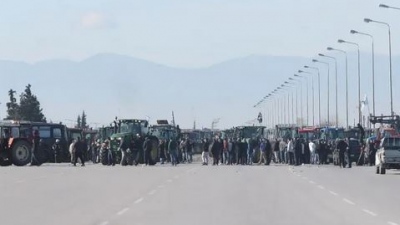 Αγρότες: Αποκλεισμός της Εθνικής Οδού στα διόδια των Μαλγάρων - Ένταση έξω από το Δικαστικό Μέγαρο Λάρισας για τους συλληφθέντες
