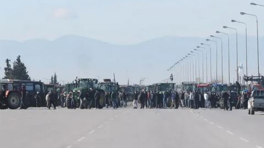 Αγρότες: Αποκλεισμός της Εθνικής Οδού στα διόδια των Μαλγάρων - Ένταση έξω από το Δικαστικό Μέγαρο Λάρισας για τους συλληφθέντες