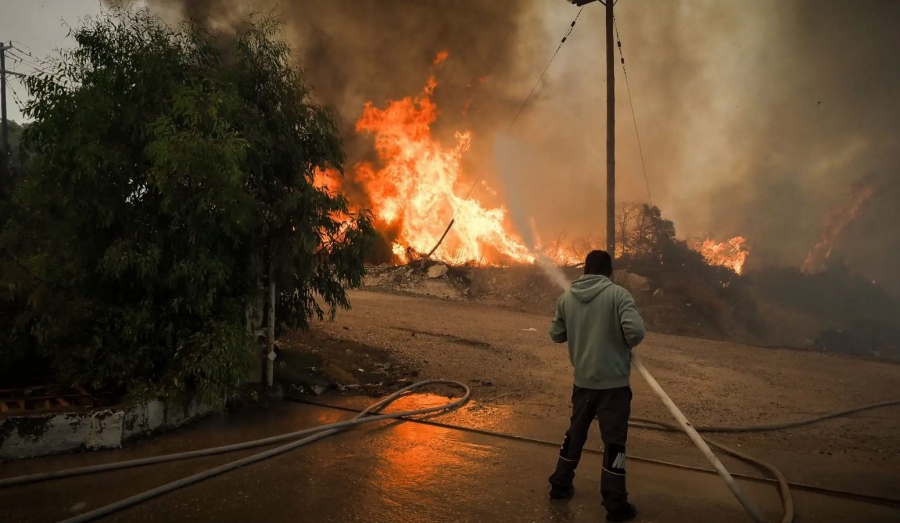 Ολονύχτια μάχη - Καίγεται η Εύβοια, κινδυνεύει η Χαλκίδα, καμένα σπίτια στο Κρυονέρι - Μεγάλες εστίες σε Μεσσηνία, Κύθηρα και Κρήτη