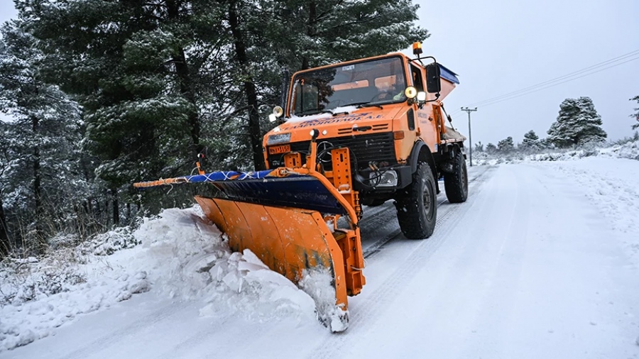 Με άρμα της ΕΜΑΚ απεγκλωβίστηκαν ακόμα τρία άτομα από τη Φυλή