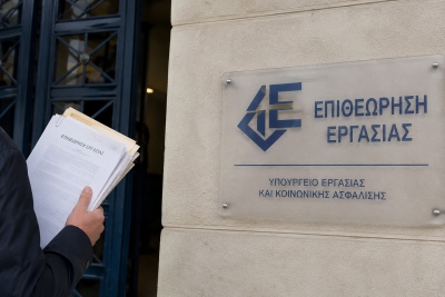 Εργαζόμενοι κρύφτηκαν σε... φέρετρα ή έγιναν δήθεν λουόμενοι - Τα κόλπα εργοδοτών για να αποφύγουν την Επιθεώρηση Εργασίας