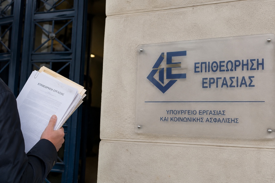 Εργαζόμενοι κρύφτηκαν σε... φέρετρα ή έγιναν δήθεν λουόμενοι - Τα κόλπα εργοδοτών για να αποφύγουν την Επιθεώρηση Εργασίας