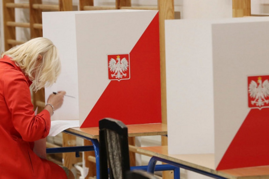Οι Πολωνοί προσφέρουν μια δεύτερη τετραετή θητεία στους συντηρητικούς