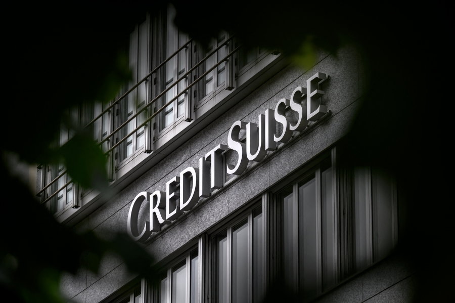Παραμένει στο χείλος του γκρεμού η Credit Suisse: Γιατί η βοήθεια των 54 δισ. δολ. είναι ανεπαρκής – Πιο πιθανή λύση η διάλυση