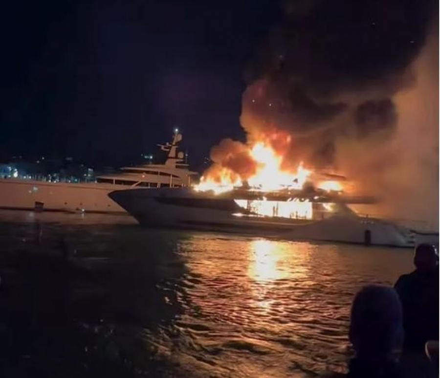 Πειραιάς - Δεύτερη φορά σε 1,5 πυρκαγιά κάνει στάχτη τέσσερα σκάφη στη Μαρίνα Ζέας