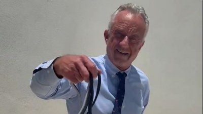 Υπουργός των ΗΠΑ...πιάνει φίδια - Άνετος ο Robert Kennedy Jr σε ρόλο...γητευτή