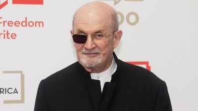 Salman Rushdie: Ο συγγραφέας των «Σατανικών Στίχων» μαχαιρώθηκε 15 φορές, αλλά συνεχίζει να γελά