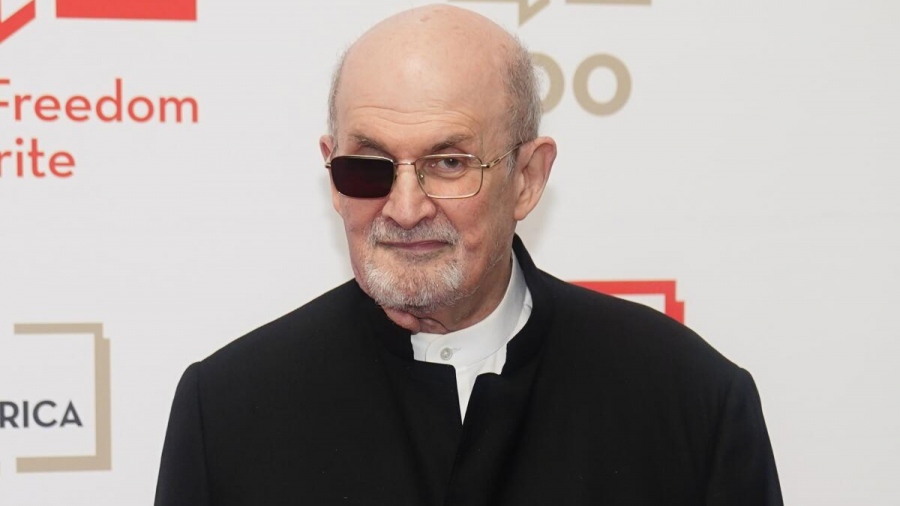Salman Rushdie: Ο συγγραφέας των «Σατανικών Στίχων» μαχαιρώθηκε 15 φορές, αλλά συνεχίζει να γελά